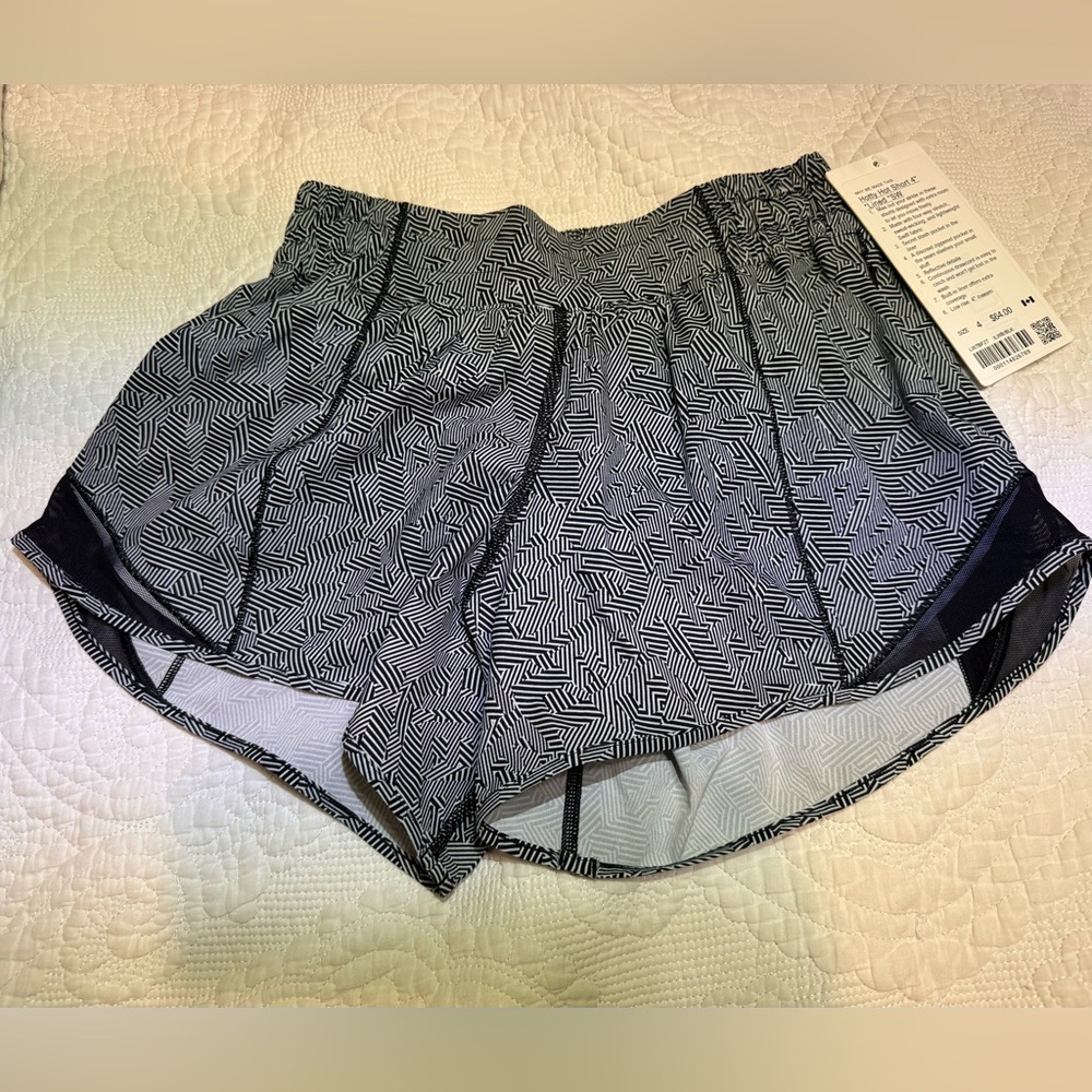Rare Lululemon, size 4, Hotty Hot Shorts, 4 inch, Black & White. NWT.